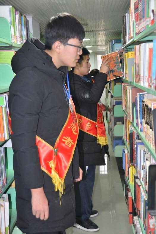 缩小.2018-1-20-21菏泽一中学生到图书馆志愿整理图书、报刊，开展志愿者服务 (12).JPG