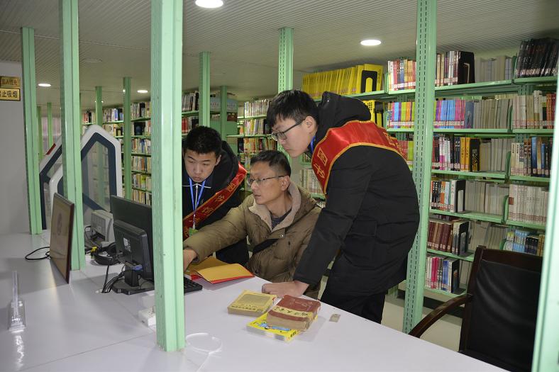 缩小.2018-1-20-21菏泽一中学生到图书馆志愿整理图书、报刊，开展志愿者服务 (14).JPG