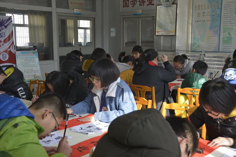 缩小.2018-2-7下午牡丹区图书馆举办“写春联 送祝福”传统文化体验活动（16）.JPG