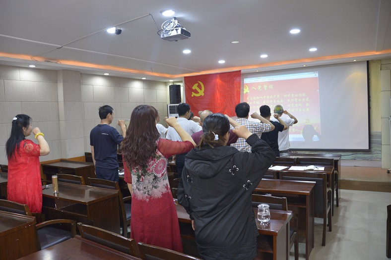 缩小.2018-5-15下午下午牡丹区文化中心四单位开展“主题党日”活动：重温入党誓词，学习牡丹区委区直机关工委文件 (10).jpg