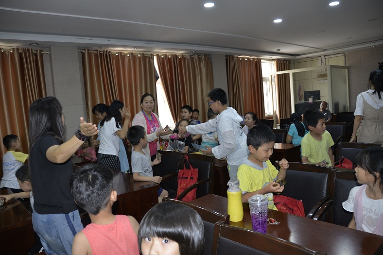 缩小.2018-6-17下午第五期国学亲子诵读班中级班传统文化体验课_端午节吃粽子 (13).jpg