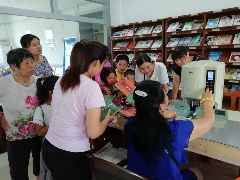 缩小.2018-7-28下午第六期国学经典亲子诵读初级班_《大学》第3讲_体验课-图书报刊装订 (4).jpg