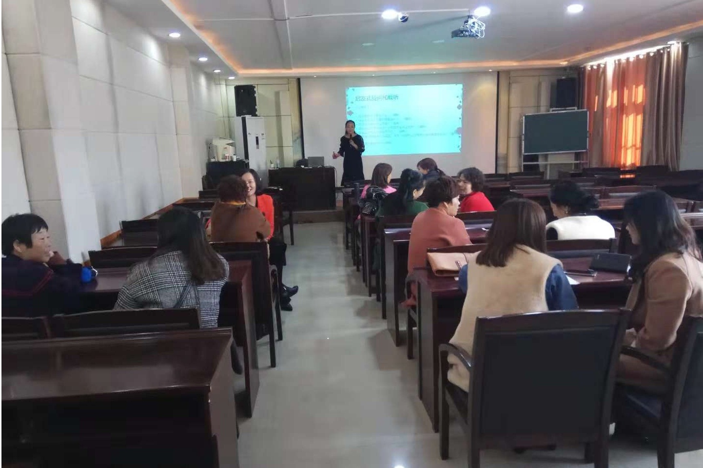 缩小.2018-10-28上午家庭教育公益讲座第四十期：家庭教育成长——沟通_微信照片 (1).jpg