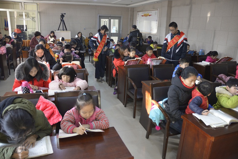 缩小.2018-12-30中学生到图书馆开展志愿服务和社会实践活动 (16).jpg