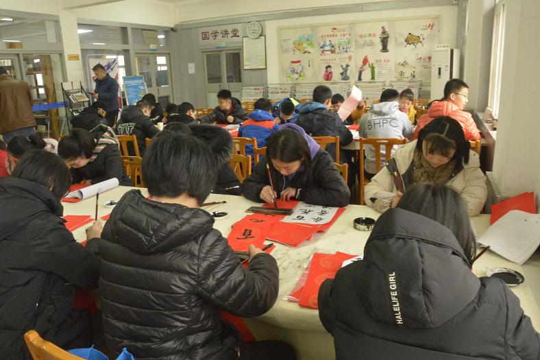 缩小.2019-1-30上午牡丹区图书馆举办“写春联 送祝福”传统文化体验活动 (67).JPG