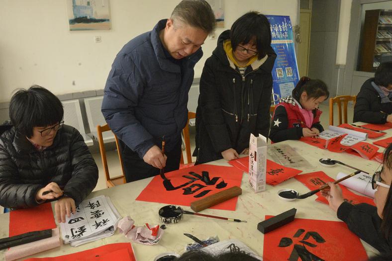 缩小.2019-1-30上午牡丹区图书馆举办“写春联 送祝福”传统文化体验活动 (3).JPG