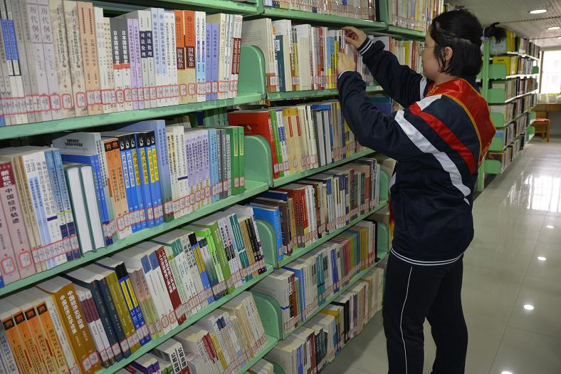 缩小.2019-2-16菏泽一中学生到牡丹区图书馆开展社会实践活动 (3).JPG