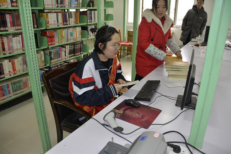 缩小.2019-2-16菏泽一中学生到牡丹区图书馆开展社会实践活动 (7).JPG