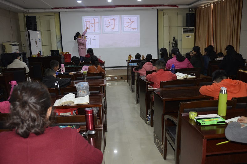 缩小.2019-3-17下午第六期国学经典亲子诵读中级班_《论语》第24讲_传统文化体验课-六端习字法 (1).jpg