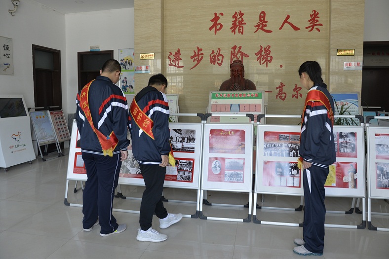 缩小.2019-5-2菏泽一中学生社会实践活动_参观纪念五四运动挂画展 (3).jpg