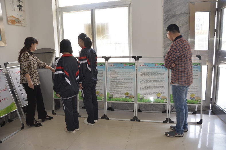 缩小.2019-5-2下午 菏泽一中高二学生社会实践活动_参观书香中国挂图展 (4).jpg